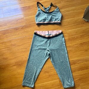 Champion gym set size L
Gray with gold specs, pink, and gold lining